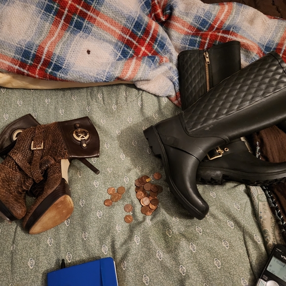 name brand clothes shoes boots purses uniforms a few sizes ask. Electronics - Picture 5 of 16